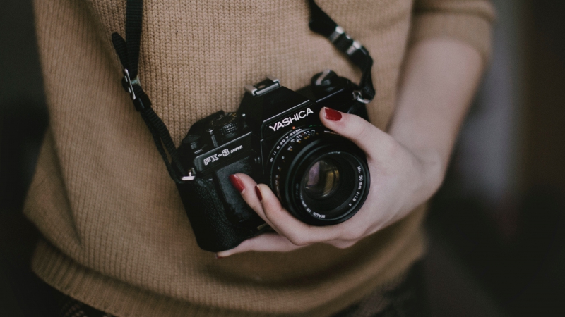 photographe-VALBONNE-min_woman-camera-photography-photographer-slr-dslr-319-pxhere.com